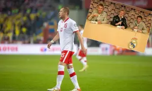 Piłkarz w białej koszulce z numerem 15, obok zdjęcie z konferencji prasowej Realu Madryt.