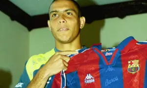 Ronaldo w Barcelonie prezentuje nową koszulkę.