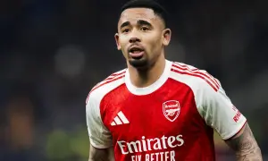 Gabriel Jesus w koszulce Arsenalu, zmartwiony, być może po kontuzji.