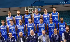 Drużyna koszykarska Iraklis z Salonik w niebieskich strojach, gotowa do gry w FIBA Europe Cup.