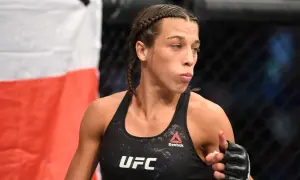 Joanna Jędrzejczyk, z warkoczami i w stroju UFC, gotowa do walki. Jej rekord mówi sam za siebie.