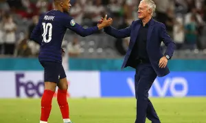 Mbappé i Deschamps, francuscy piłkarze, świętują sukces na boisku.