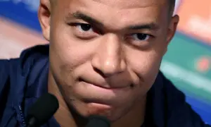 Kylian Mbappé, gdy urodził się, pewnie nie wiedział, że zostanie gwiazdą. Teraz patrzy w obiektyw.