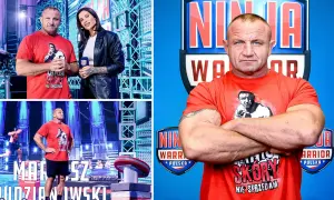 Mariusz Pudzianowski w czerwonej koszulce z napisem "Skóry nie sprzedam" na tle toru Ninja Warrior. Czy Mariusz Pudzianowski ma żonę? To pytanie nurtuje fanów.