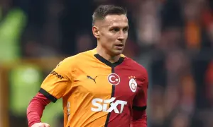 Czeski piłkarz w koszulce Galatasaray, z dumą reprezentuje swój kraj na boisku.