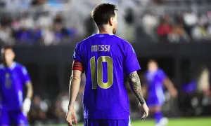 Messi, jeden z najlepszych piłkarzy Argentyny, w fioletowej koszulce z numerem 10.