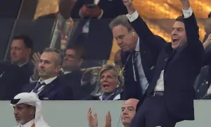 Prezydent Francji Emmanuel Macron świętuje zwycięstwo swojej drużyny nad Marokiem.