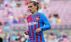 Piłkarz FC Barcelony w czerwono-niebieskim stroju, z włosami związanymi w kucyk, na boisku. To może być jego ostatni mecz przed deadline day.