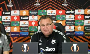 Czesław Michniewicz, trener Legii, podczas konferencji prasowej przed meczem Ligi Europy.