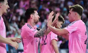Piłkarze Inter Miami w różowych koszulkach świętują, jeden z nich to Lionel Messi, którego obecność cieszy każdego fana, jak i samego właściciela klubu.