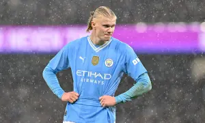 Piłkarz Erling Haaland, z jakiego kraju jest haaland? Norweg. Gra w błękitnej koszulce Manchesteru City.