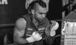 Cygan bokser w rękawicach, z charakterystyczną fryzurą, przygotowuje się do walki.