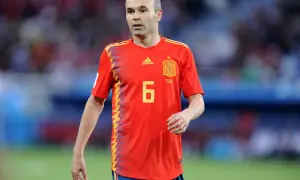 Piłkarze Hiszpanii: Andres Iniesta w czerwonej koszulce z numerem 6, gotowy do gry.