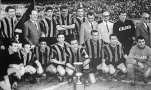 Drużyna włoskiego klubu piłkarskiego z Bergamo, Atalanta, pozuje do zdjęcia z pucharem.