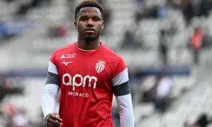 Piłkarz AS Monaco, Fati Ansu, w czerwonej koszulce z białymi rękawami i logo klubu.