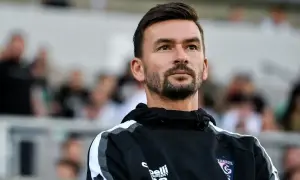 Trener Górnika Zabrze, wpatrzony w dal, być może analizuje najnowsze górnik zabrze plotki transferowe.