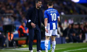 Trener Sérgio Conceição udziela wskazówek zawodnikowi z numerem 10 na koszulce FC Porto.
