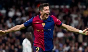Robert Lewandowski w barwach Barcelony, z otwartymi ramionami, świętuje bramkę. Więcej informacji o jego karierze znajdziesz tutaj.