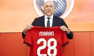 Trener Albanii, Sylvinho, prezentuje koszulkę z numerem 28.