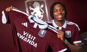 Uśmiechnięty piłkarz prezentuje nową koszulkę Aston Villa z napisem "Visit Rwanda". To ekscytujące wieści o aston villa transfery!