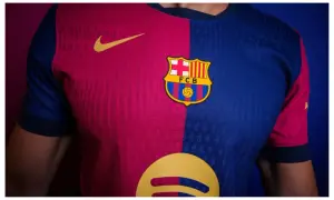 Koszulka FC Barcelona z herbem klubu i logo Spotify, głównego sponsora Barcelony.