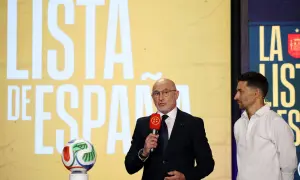 Mężczyzna w garniturze ogłasza hiszpania powołania, obok stoi piłkarz. Na ekranie w tle napis "LISTA DE ESPAÑA".