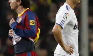 Dwóch najbardziej znanych piłkarzy na świecie, Messi w barwach Barcelony i Ronaldo w Realu Madryt, stoją obok siebie.