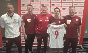 Piłkarze z polskimi korzeniami pozują z koszulką Lewandowskiego.
