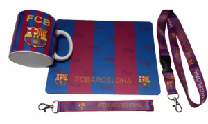 Kubek, podkładka i smycze z logo FC Barcelona. Wszystkie przedmioty ozdobione są klubowymi barwami i herbem, dostarczając fanom najnowsze fc barcelona informacje.