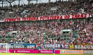 Tysiące kibiców Górnika Zabrze na trybunach, transparent "Czwarta trybuna potrzebna od zaraz!".