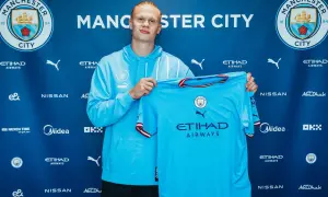 Erling Haaland prezentuje koszulkę Manchesteru City po swoim transferze.