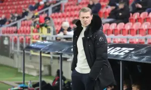 Trener GKS Tychy w zimowej kurtce, z uwagą obserwuje boisko. Czy to zapowiedź nowych gks tychy transfery?