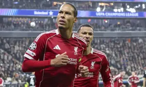 Virgil van Dijk w barwach Liverpoolu, jego obecne drużyny, świętuje bramkę w Lidze Mistrzów.