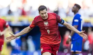 Robert Lewandowski cieszy się po strzelonym karnym. Piłkarz w czerwonej koszulce z numerem 9 świętuje zwycięstwo.