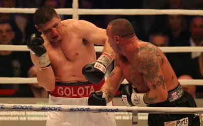 Andrew Golota, były aktualny mistrz świata w boksie waga ciężka, w akcji na ringu.