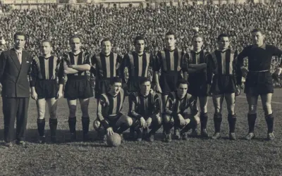 Drużyna Atalanty w historycznych strojach, gotowa do gry. W tle tłum kibiców. To zdjęcie przypomina o dawnych **atalanta transfery** i legendach klubu.