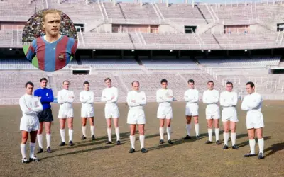 Alfredo Di Stefano w koszulce Barcelony, obok drużyny w białych strojach na tle stadionu.