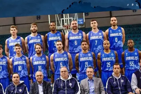 Drużyna koszykarska Iraklis z Salonik w niebieskich strojach, gotowa do gry w FIBA Europe Cup.