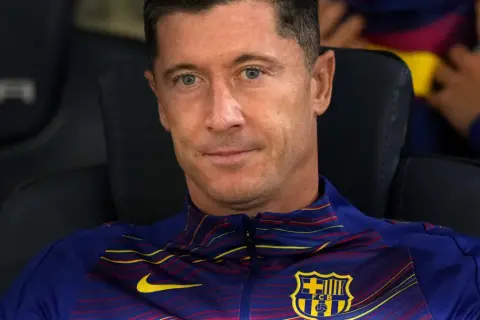 Robert Lewandowski w stroju FC Barcelony. Zastanawiasz się, ile kosztuje Lewandowski?