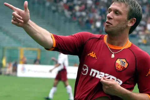 Cassano w koszulce Romy, z palcem wskazującym w górę, świętuje bramkę.