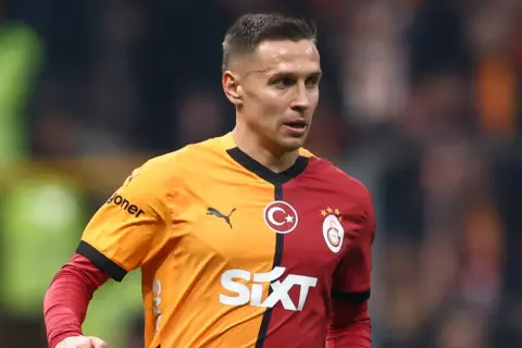 Czeski piłkarz w koszulce Galatasaray, z dumą reprezentuje swój kraj na boisku.
