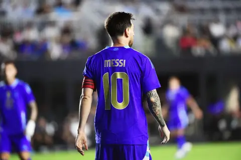 Messi, jeden z najlepszych piłkarzy Argentyny, w fioletowej koszulce z numerem 10.