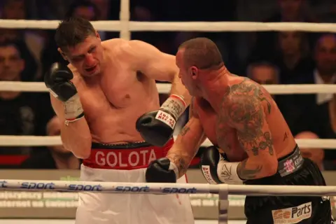 Andrew Golota, były aktualny mistrz świata w boksie waga ciężka, w akcji na ringu.