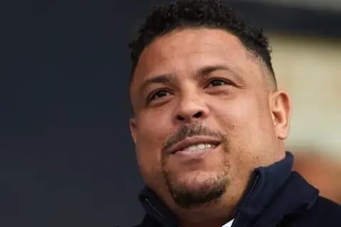 Uśmiechnięty Ronaldo Nazario, legenda futbolu. Jego waga była tematem dyskusji, ale talent niezaprzeczalny.