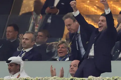 Prezydent Francji Emmanuel Macron świętuje zwycięstwo swojej drużyny nad Marokiem.