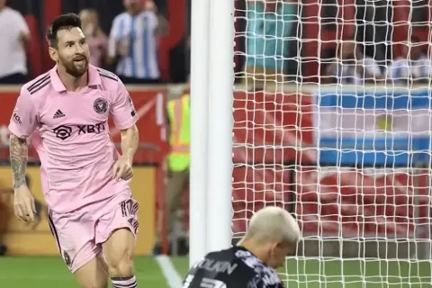 Lionel Messi w różowej koszulce Interu Miami, być może właśnie zaliczył kolejną asystę, umacniając swoją pozycję jako ten, kto ma najwięcej asyst w historii piłki nożnej.