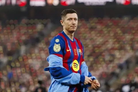 Robert Lewandowski, jeden z najlepiej zarabiających piłkarzy, w koszulce FC Barcelony na tle trybun.