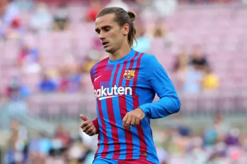 Piłkarz FC Barcelony w czerwono-niebieskim stroju, z włosami związanymi w kucyk, na boisku. To może być jego ostatni mecz przed deadline day.