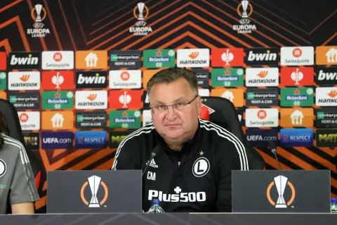 Czesław Michniewicz, trener Legii, podczas konferencji prasowej przed meczem Ligi Europy.