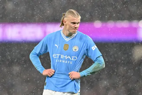Piłkarz Erling Haaland, z jakiego kraju jest haaland? Norweg. Gra w błękitnej koszulce Manchesteru City.